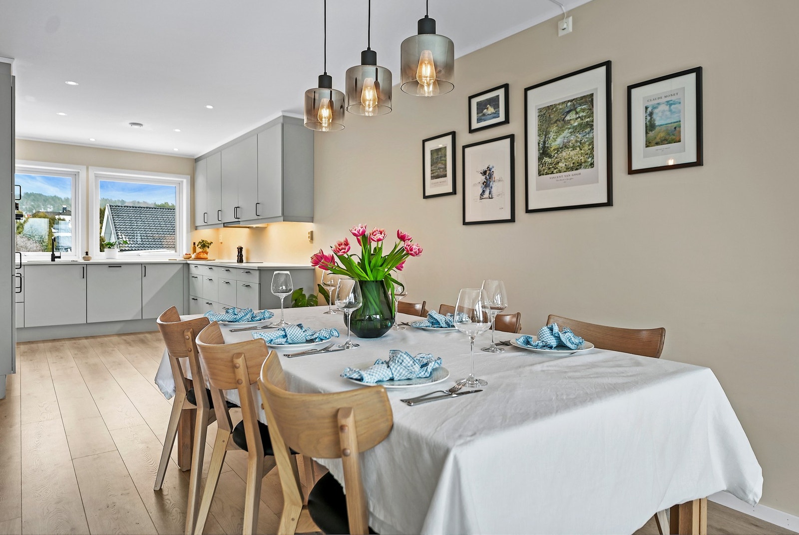 Stue/kjøkken er gjennomgående og har masse dagslys Galleribilde