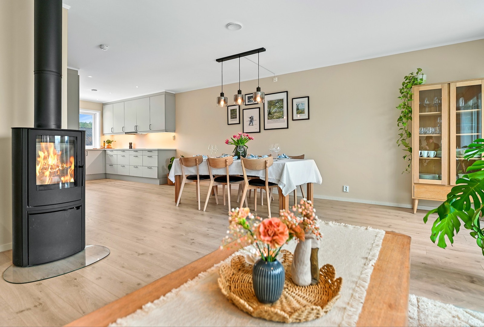 Åpen løsning mellom stue og kjøkken Galleribilde