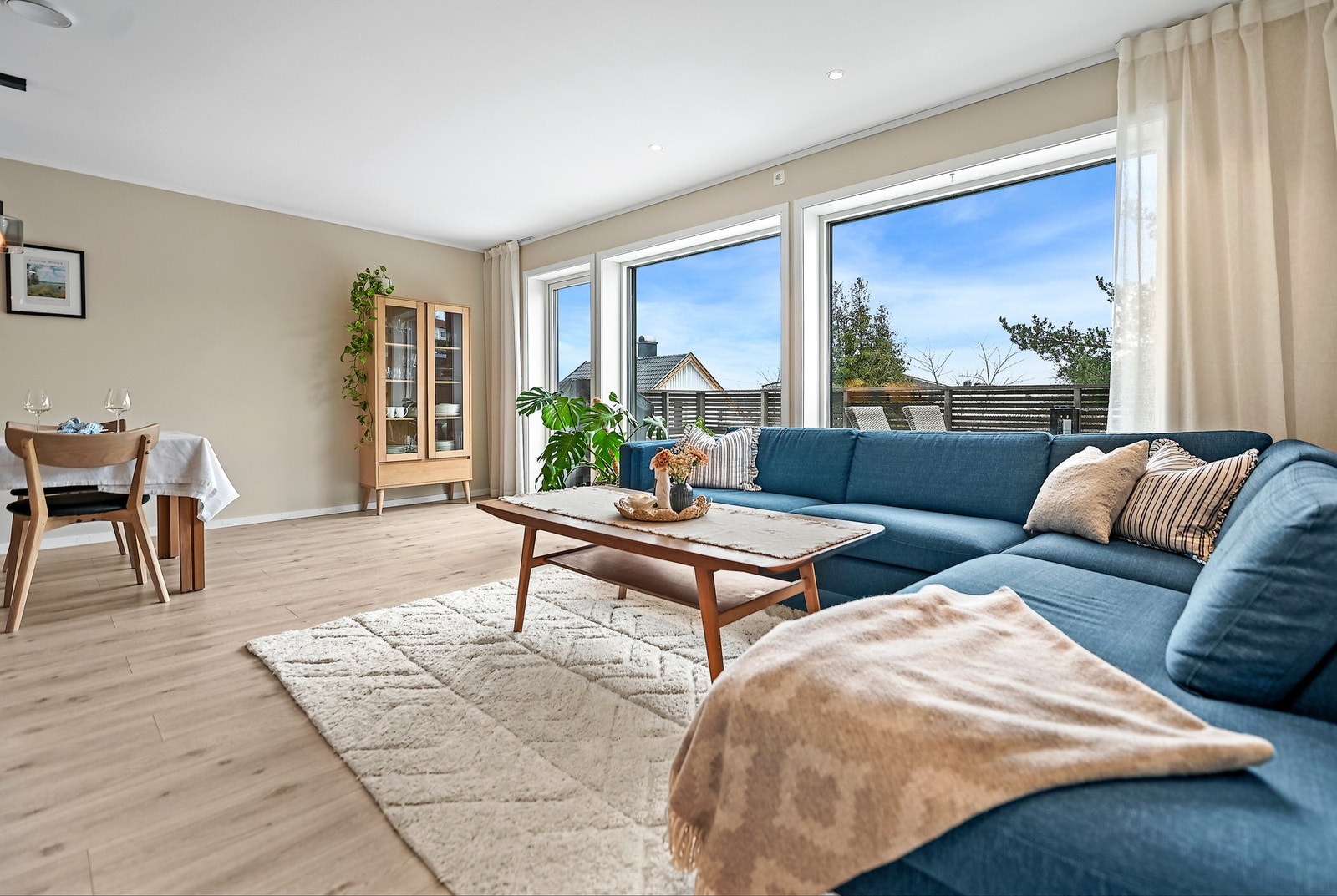 God plass til stor sofagruppe... Galleribilde