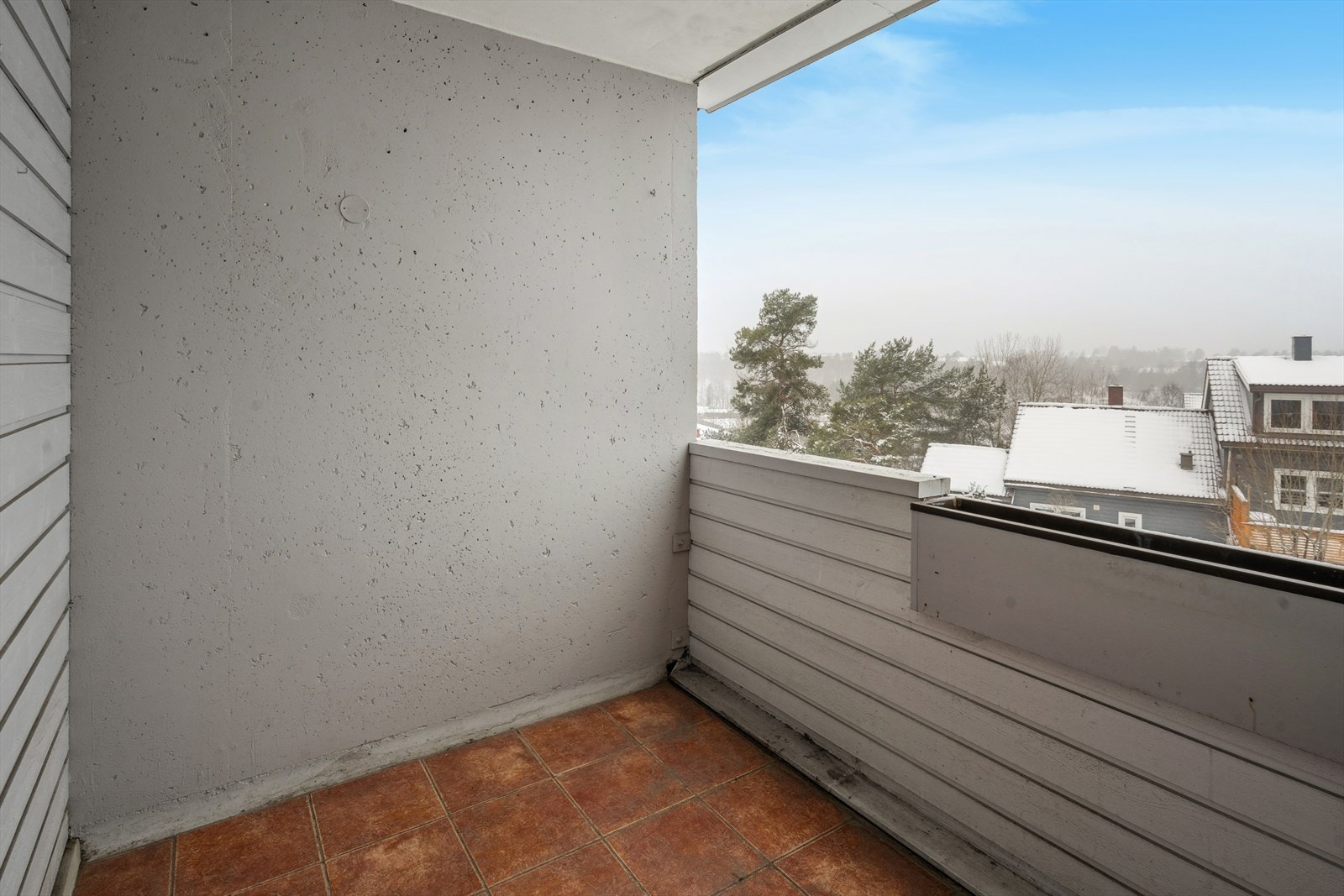 Leiligheten ligger i byggets toppetasje og har utgang til en solrik, vestvendt balkong på ca. 5 m² Galleribilde