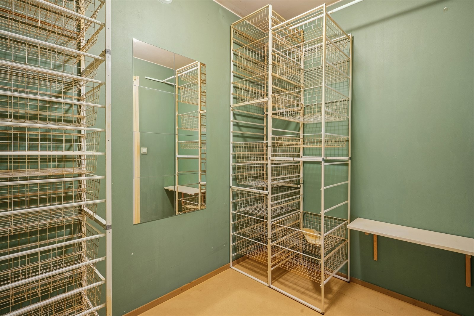 Praktisk innvendig bod - ideell for ekstra lagringsplass Galleribilde