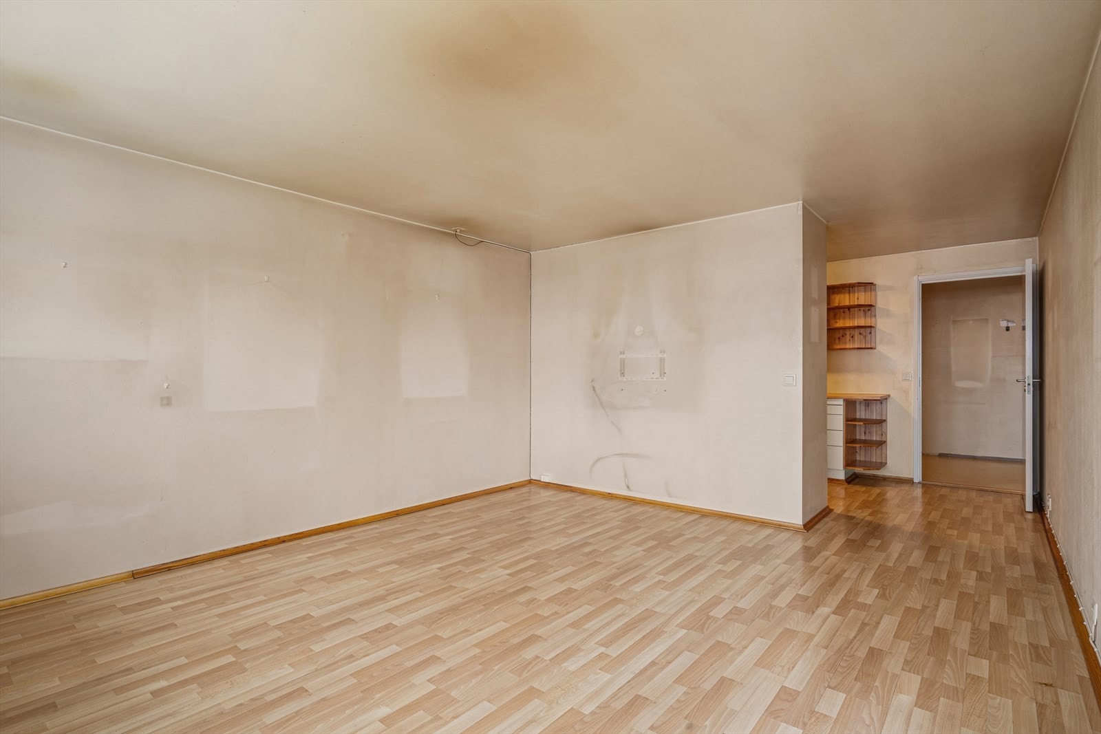 Leiligheten har behov for totalrenovering, og er et spennende prosjekt for deg som ønsker å skape ditt drømmehjem. Galleribilde