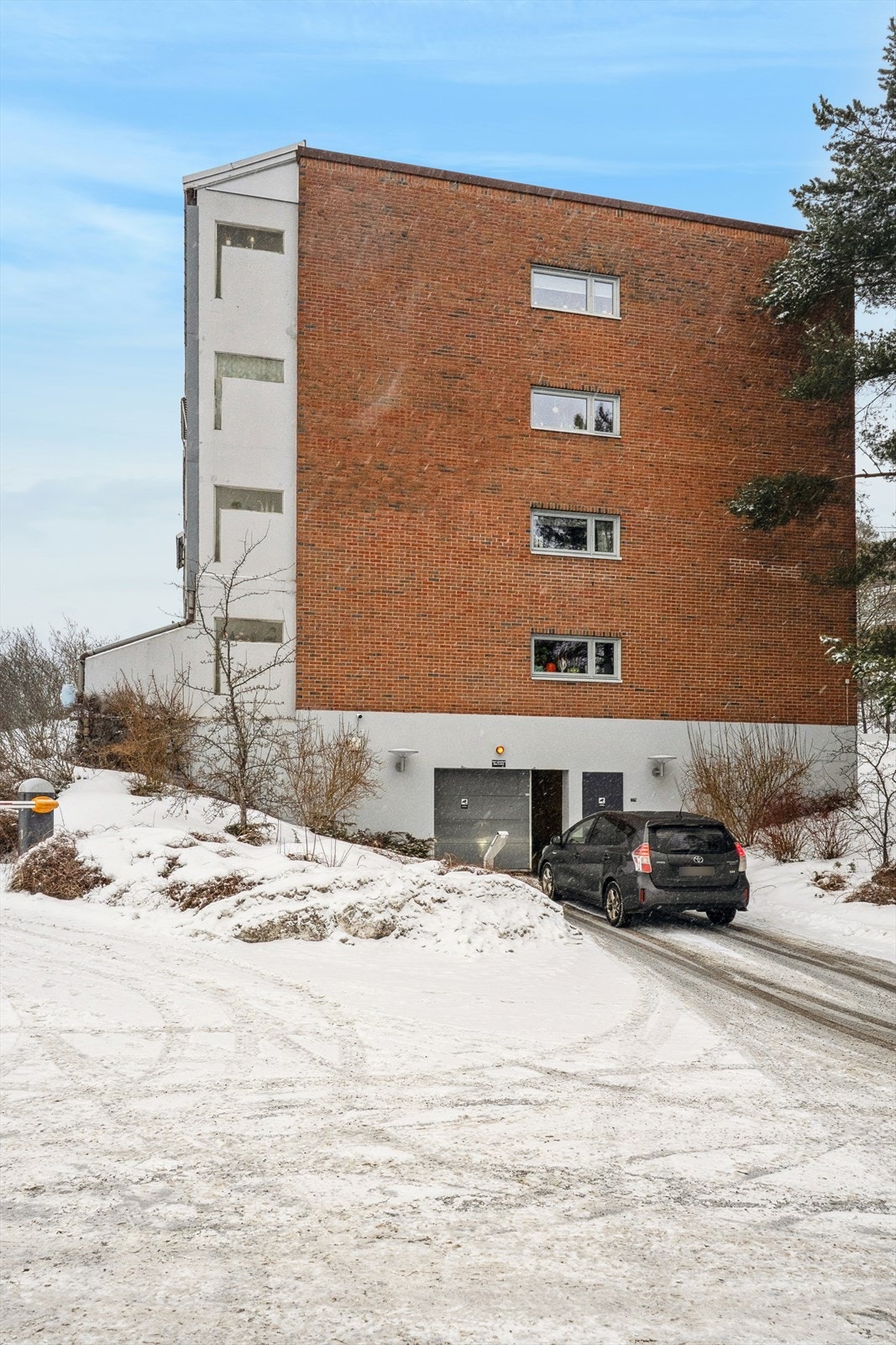 Boligen har egen garasjeplass i felles anlegg, med mulighet for montering av elbil-lader Galleribilde