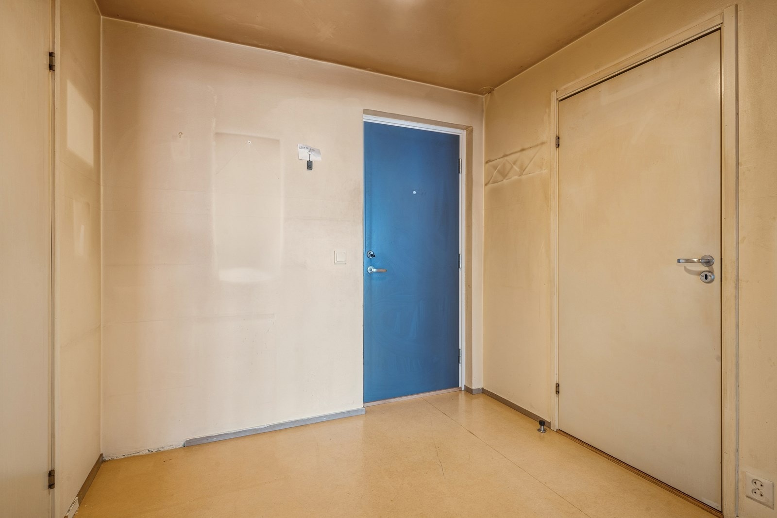 Du møtes av en romslig entré med god plass til garderobeløsning Galleribilde