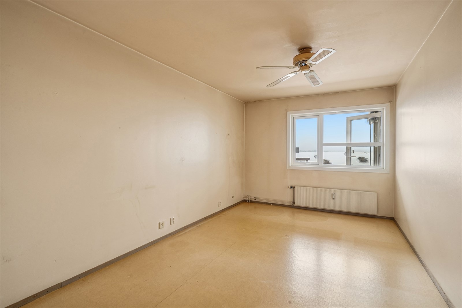 Romslig soverom med plass til dobbeltseng, tilhørende nattbord og garderobeskap Galleribilde