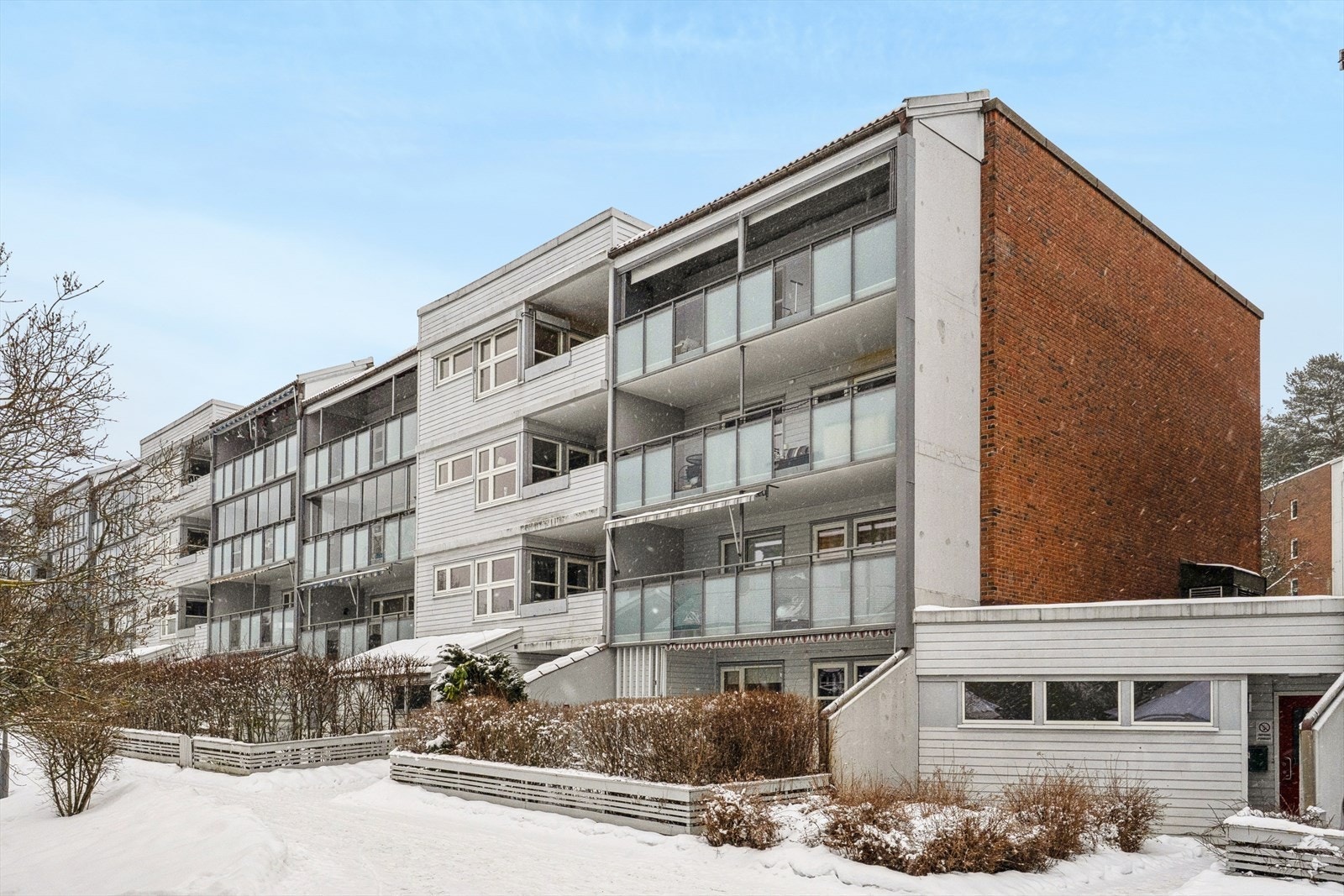 Leiligheten ligger skjermet til i byggets toppetasje. Det er heisadkomst Galleribilde