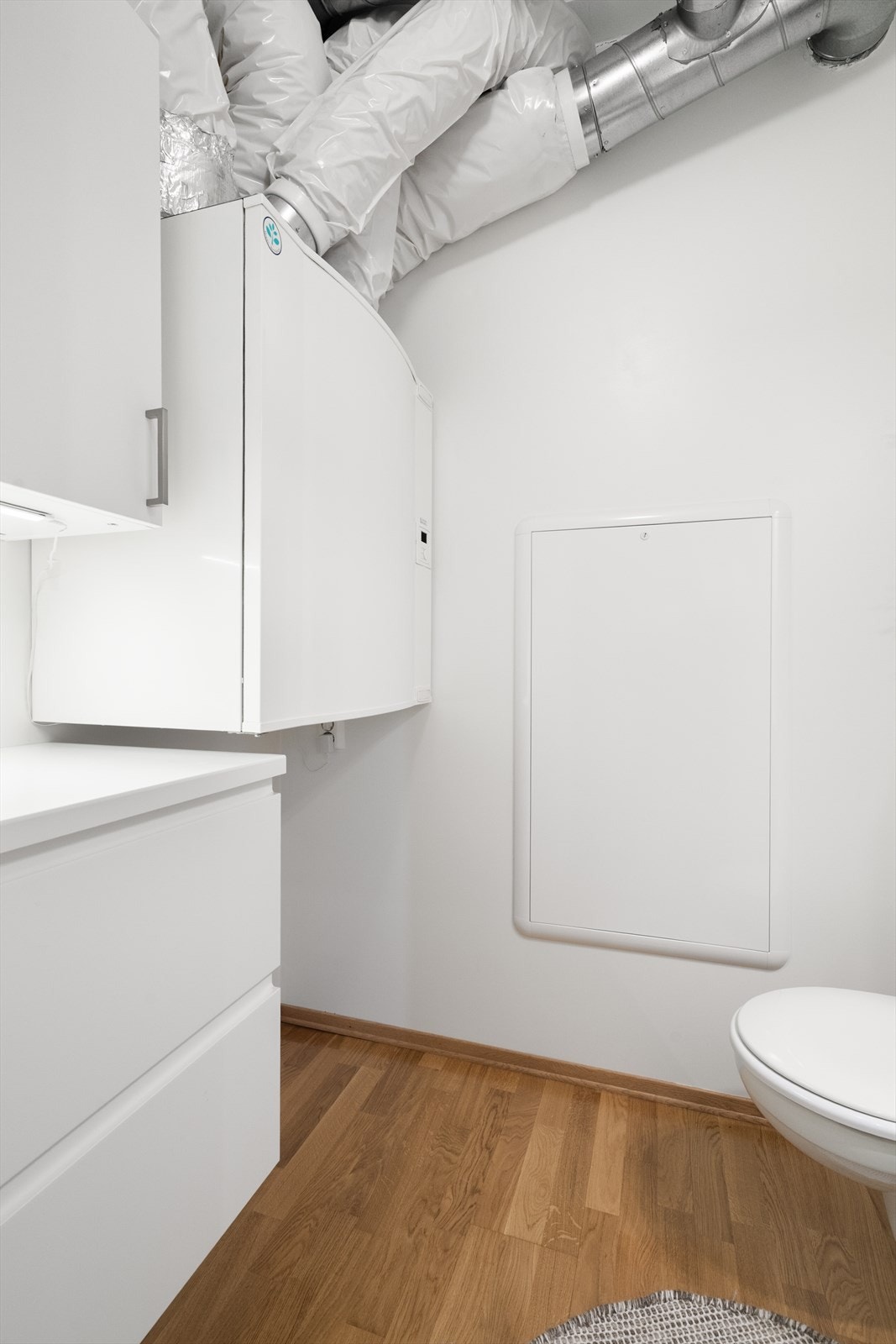 Her er også koblingsskap for rør, sikringsskap med automatsikringer og aggregat for balansert ventilasjon plassert. Galleribilde