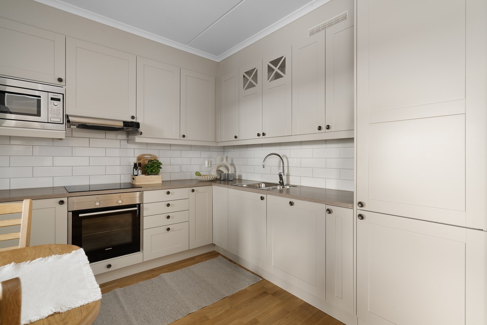 Innredningen er påkostet nye fronter i 2023, i tiltalende fargevalg. Integrerte hvitevarer og godt med oppbevaringsplass i skap og skuffer. Galleribilde