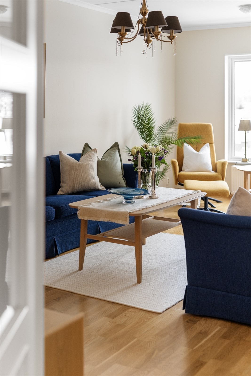 Stuen er av god størrelse, med kjøkken i delvis åpen løsning og gode vindusflater som slipper inn godt med naturlig lys. Galleribilde