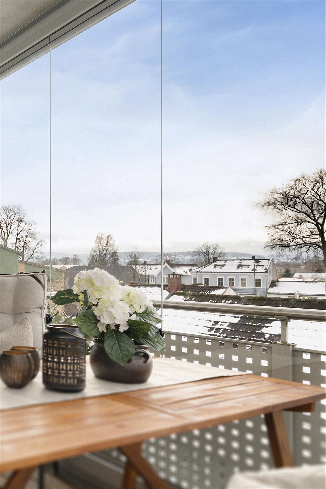 Innglassingen skaper en lun og behagelig uteplass - en forlengelse av stuen store deler av året, hvor sene sommerkvelder kan nytes i rolige omgivelser! Galleribilde