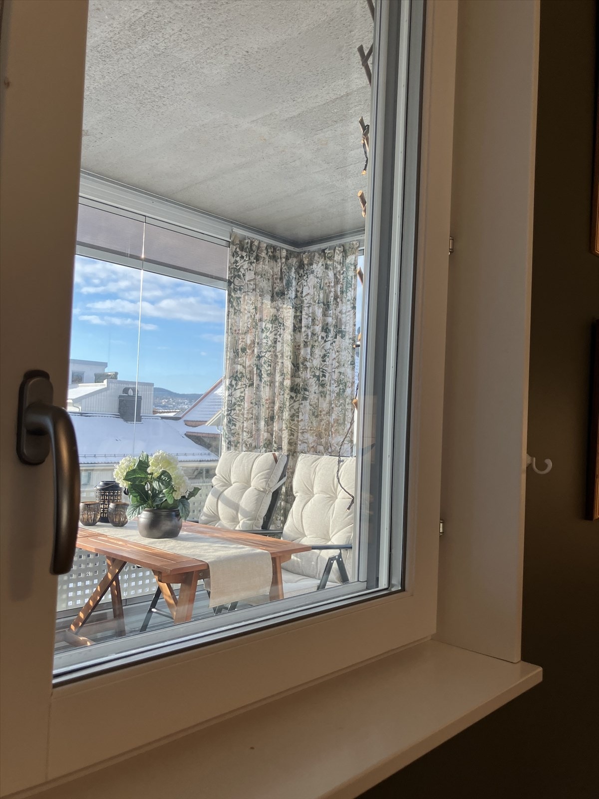 Utsikt fra kjøkken til balkong. Foto: Privat. Galleribilde