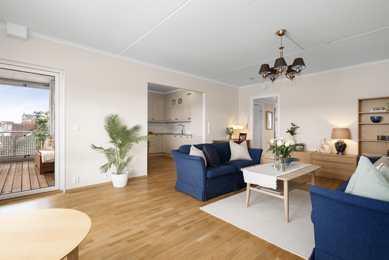 Ved stuevindu er det montert radiator med vannbåren varme som, som gir god oppvarming. Fra stuen er det utgang til innglasset balkong. Galleribilde