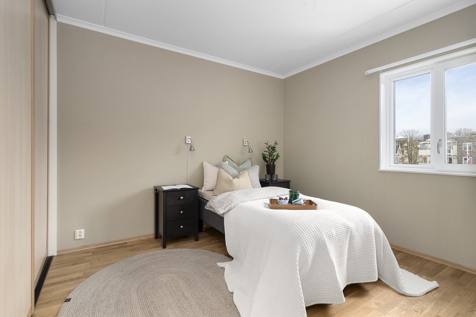 Hovedsoverommet har god plass til dobbeltseng og praktisk skyvedørsgarderobe for klesoppbevaring. Galleribilde