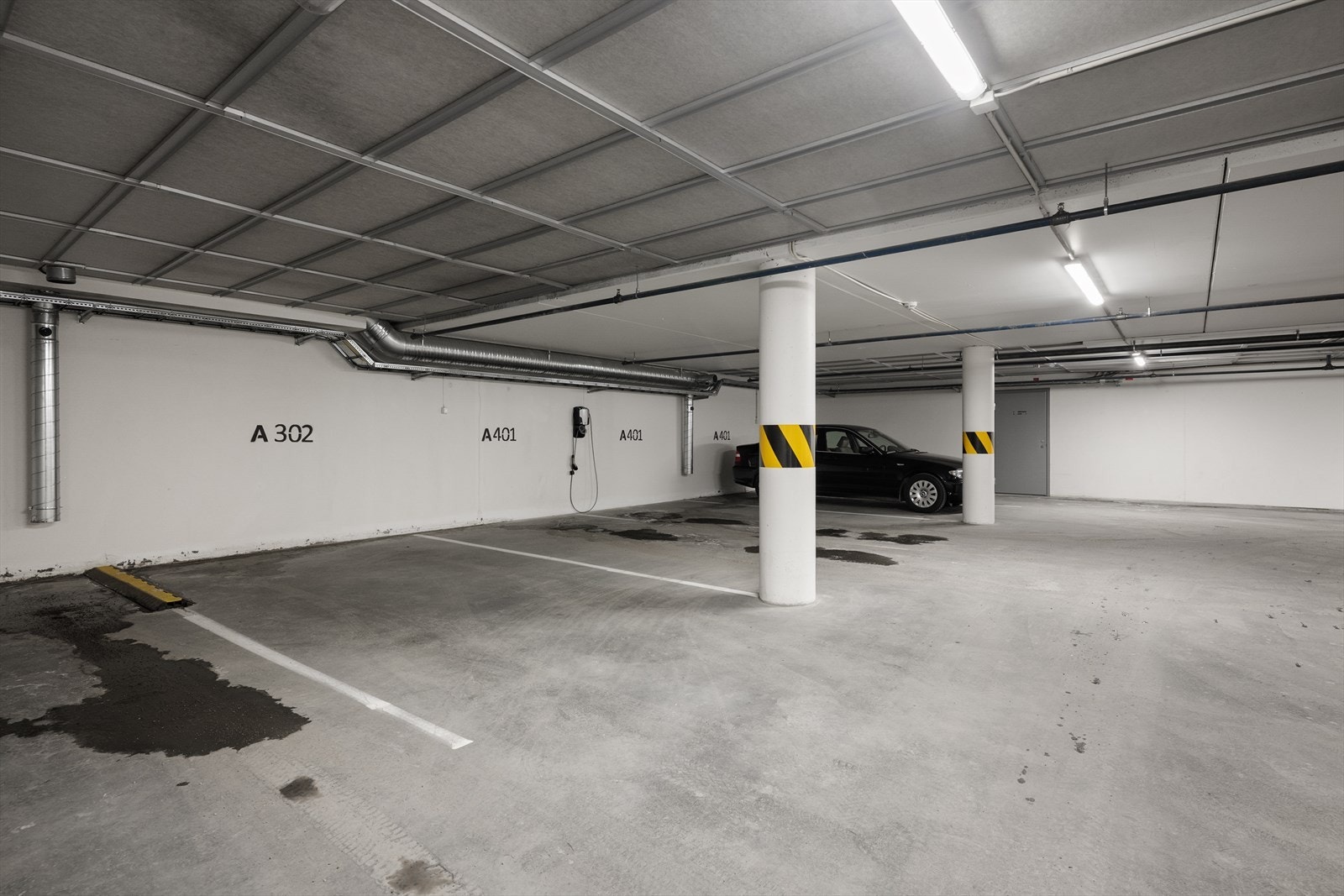 Leiligheten disponerer én parkeringsplass og egen bod i felles garasjeanlegg i kjeller. Garasjeplass og bod er organisert i et eget garasjesameie. Galleribilde