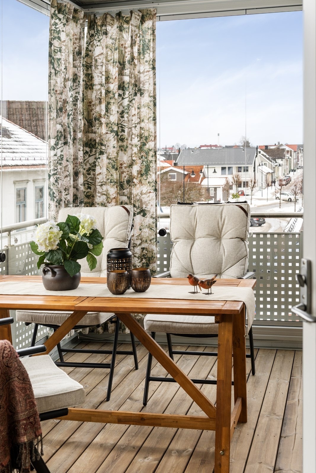 Innglasset balkong med screens mot vest, uten innsyn fra andre balkonger. Her er det god plass til utemøbler, vid utsikt og svært gode solforhold! Galleribilde