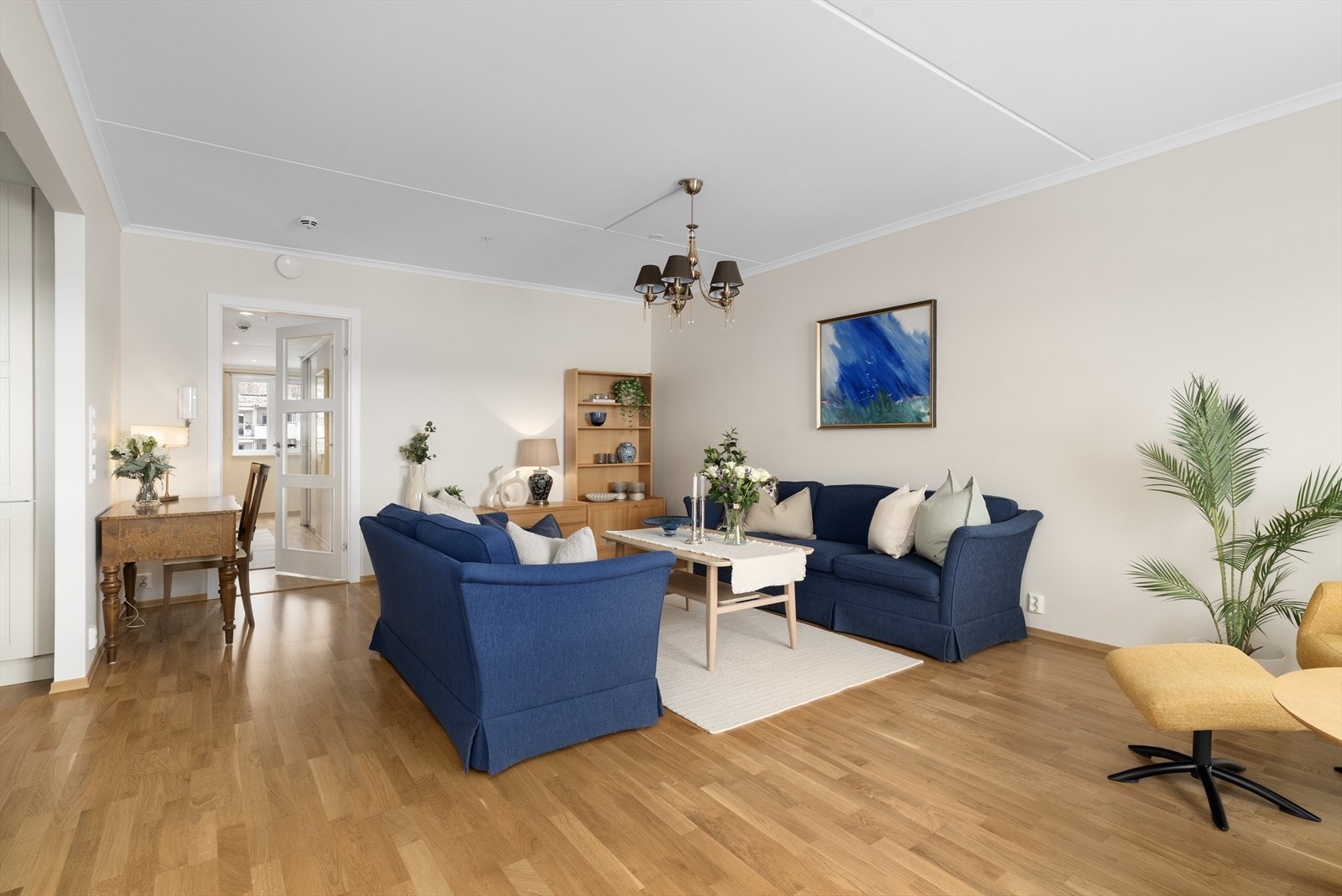 Stuen har fine soner for møblering, med god plass til sofagruppe og annet ønsket møblement. Kabel tv/internett er inkludert i felleskostnadene. Galleribilde