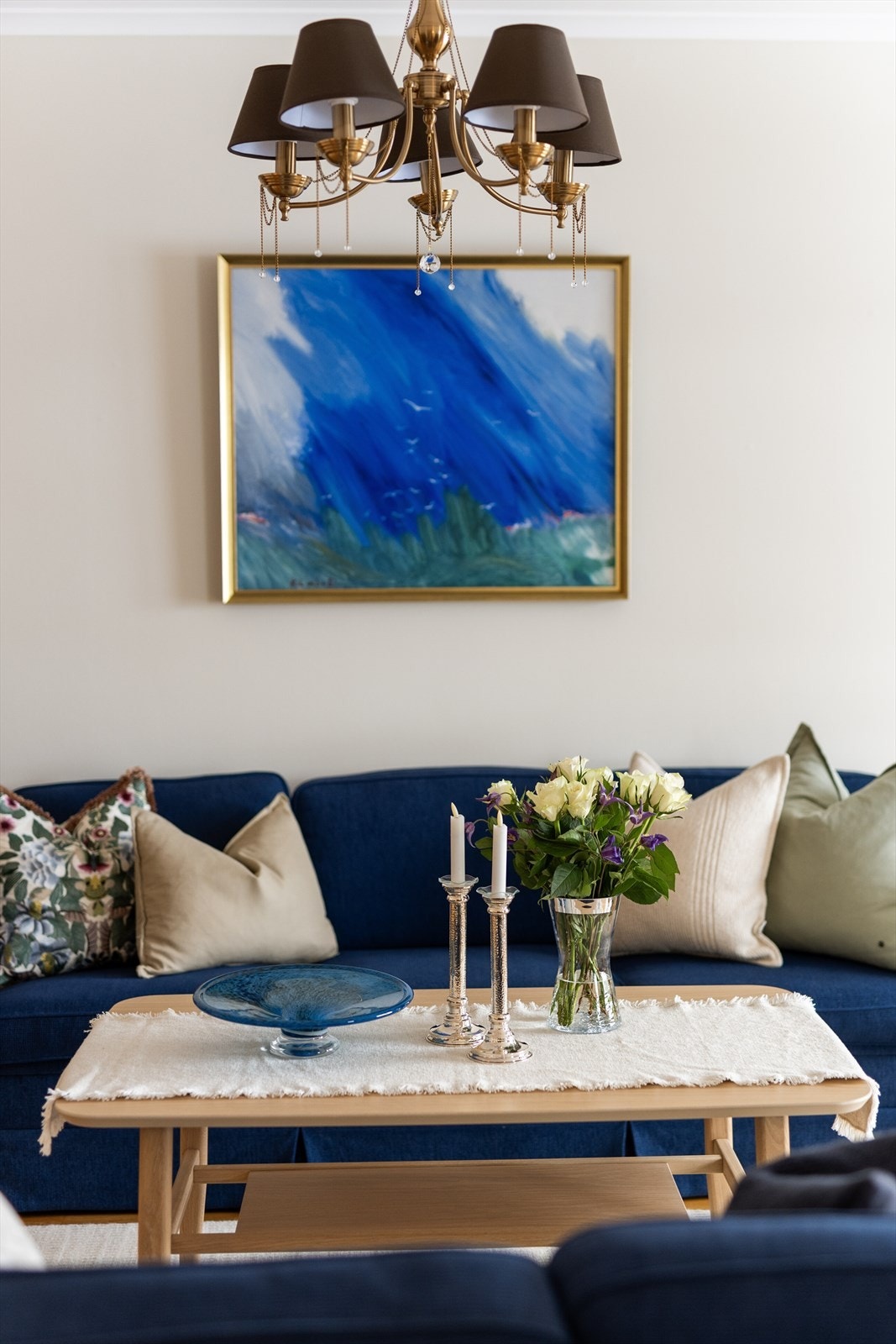 Innvendige overflater er pene og moderne, hovedsakelig bestående av parkett på gulv og malte veggflater. Malte betongelementer i tak. Galleribilde