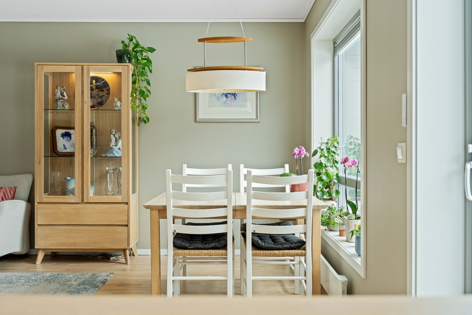 Inne blir du møtt av moderne og innbydende farger, og en god standard! Galleribilde