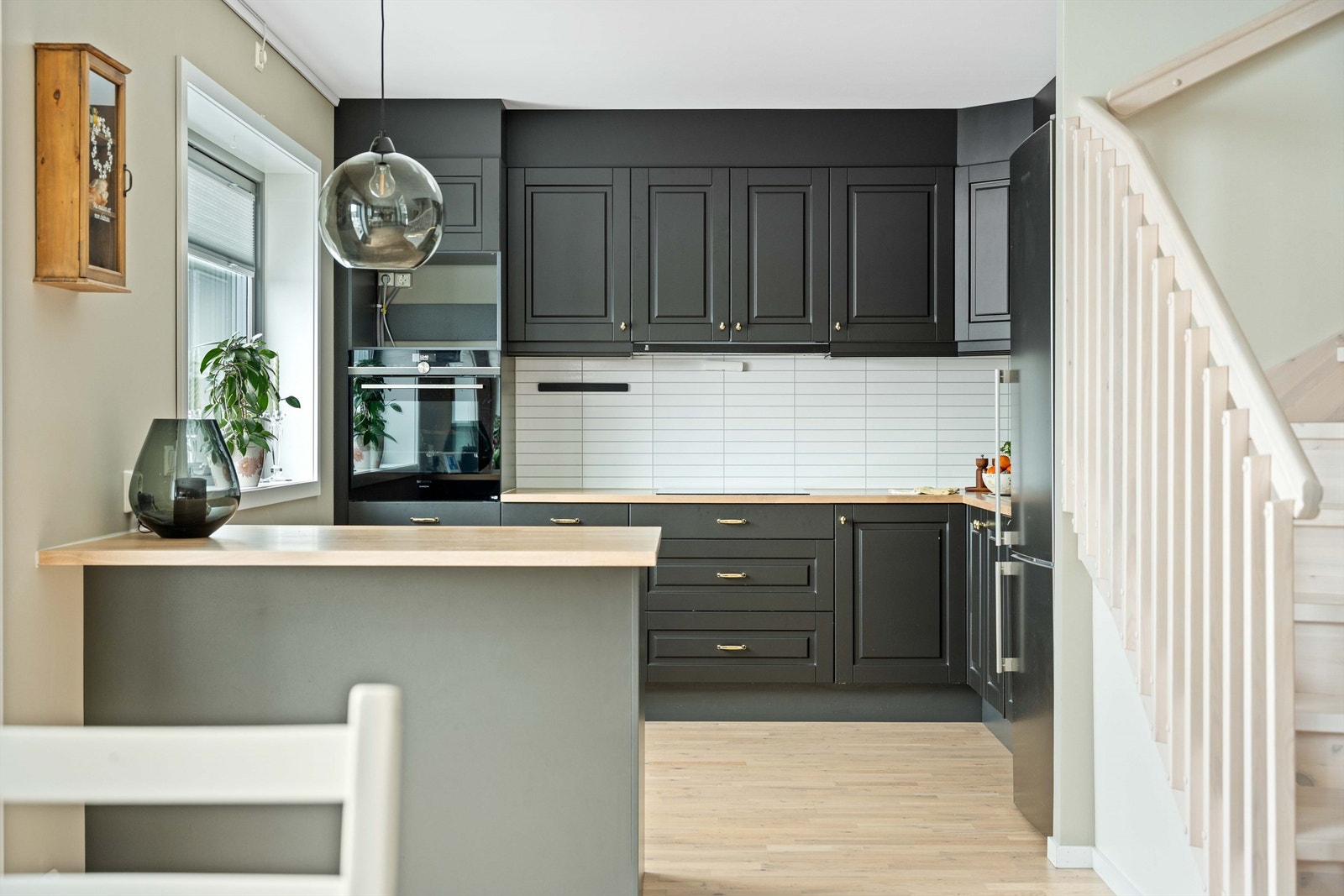 Kjøkkenet har god med skap og benkeplass. Galleribilde