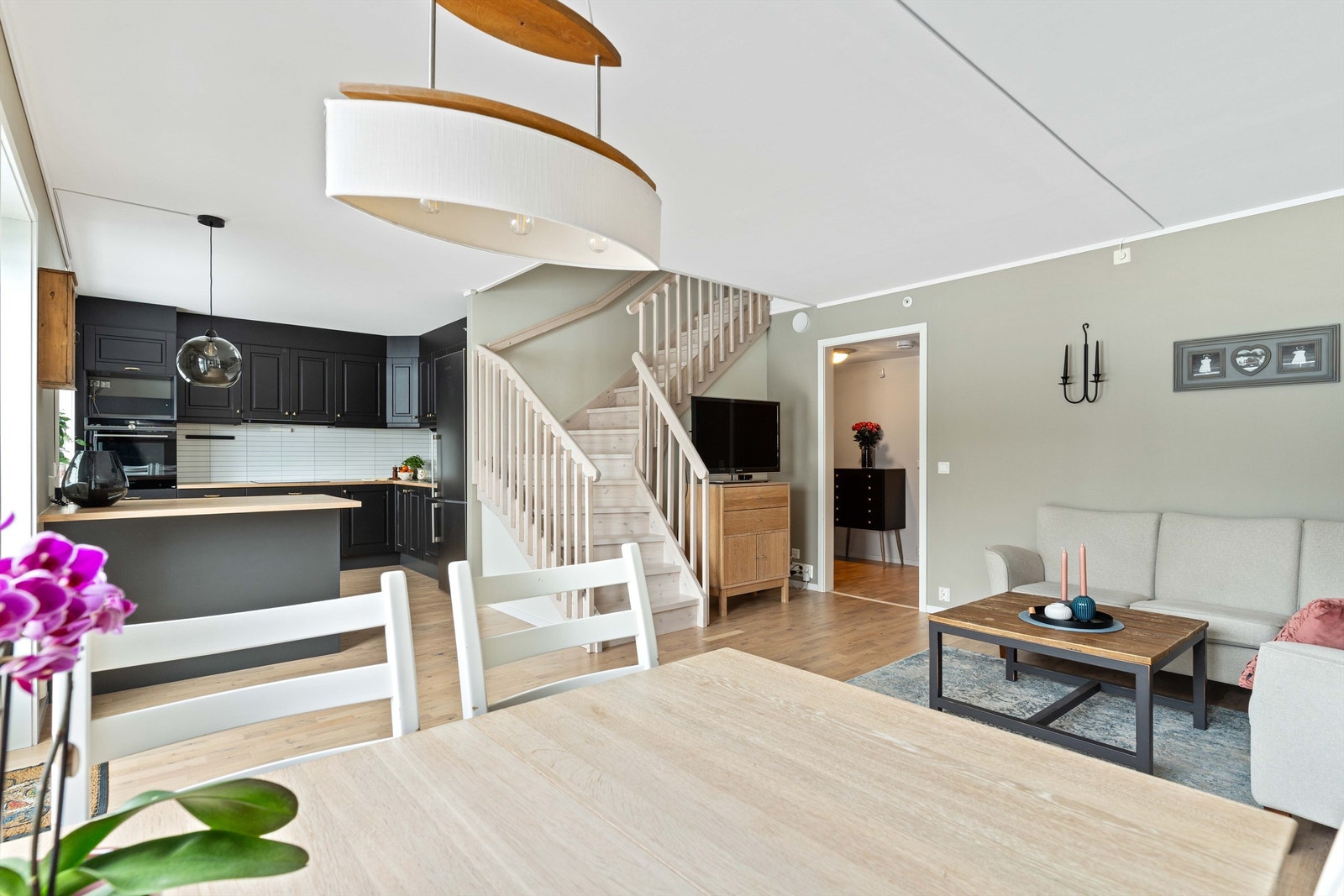 Den åpne kjøkken/stueløsningen gir en god romfølelse. Galleribilde