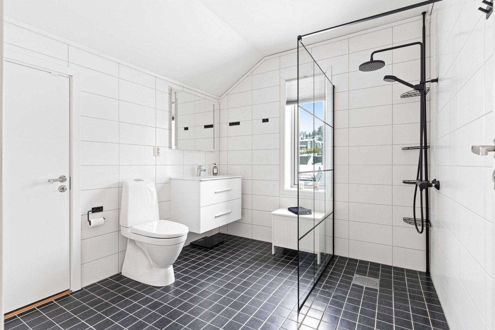 Praktisk bad i andre etasje, med ekstra oppbevaringsplass i bakkant. Galleribilde