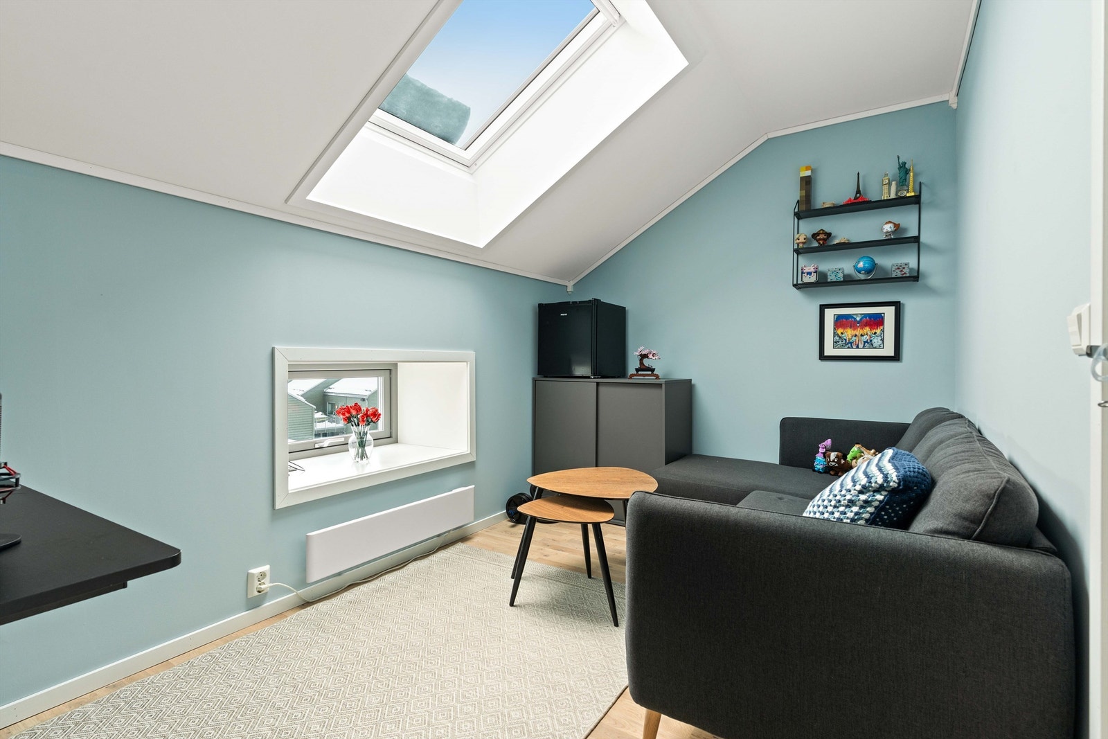 Soverom med takvindu som setter ekstra preg på rommet. Galleribilde