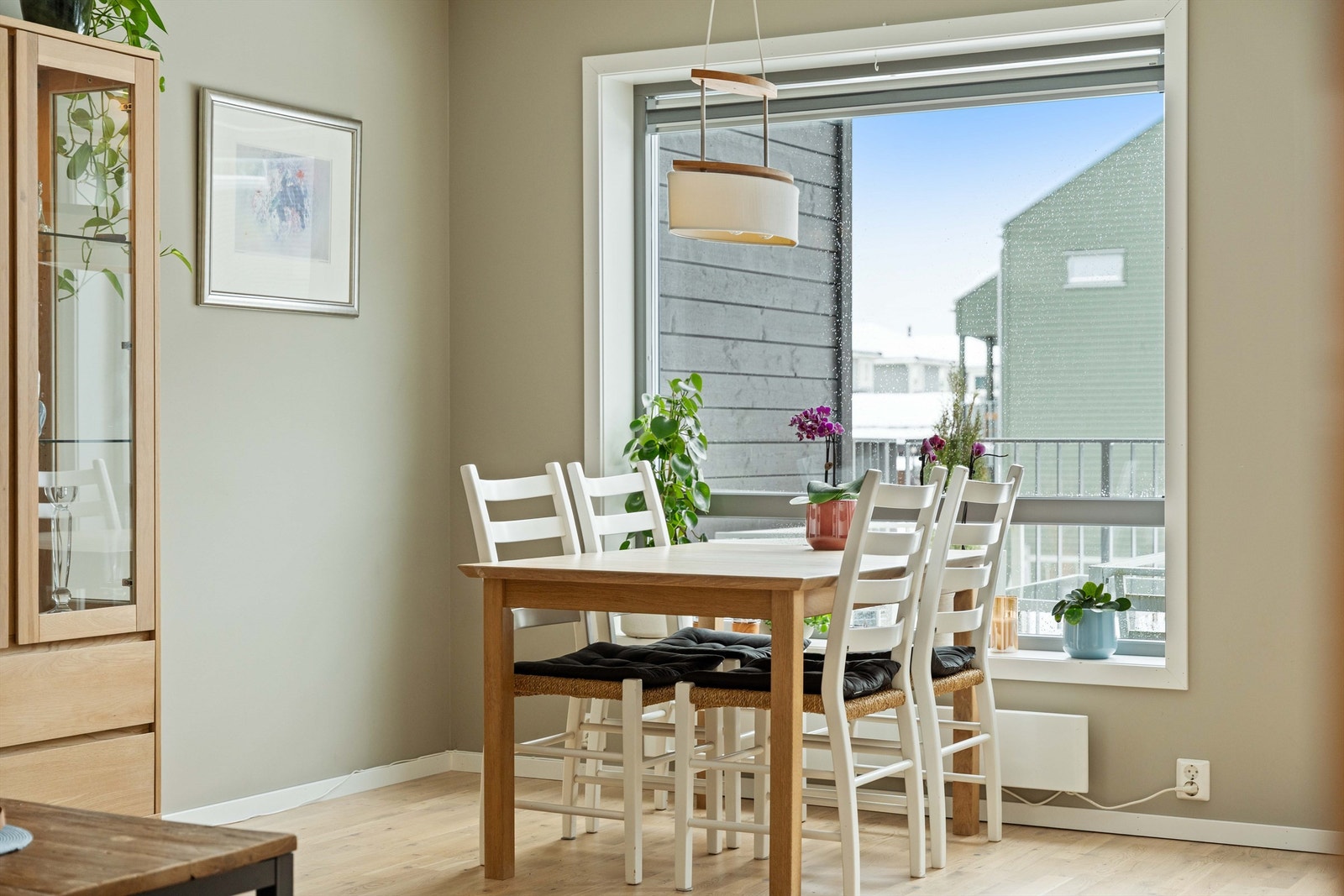 I stuen har du store vindusflater som gir rikelig med naturlig lys. Galleribilde