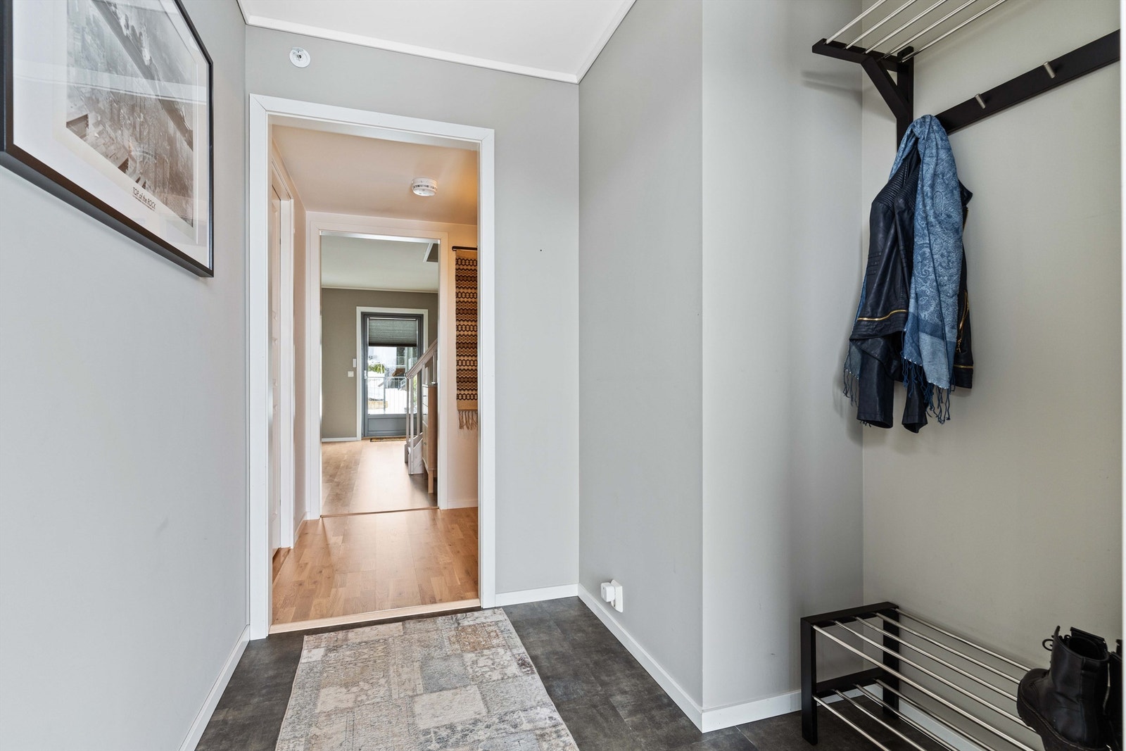 Entreen gir et hyggelig førsteinntrykk av leiligheten. Galleribilde