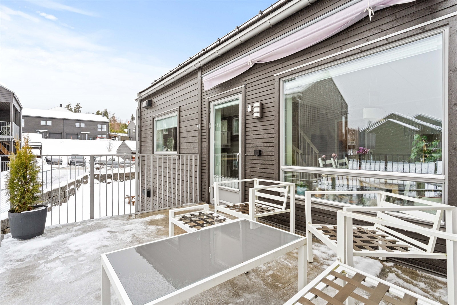 Fra stuen har du utgang til en romslig balkong. Galleribilde