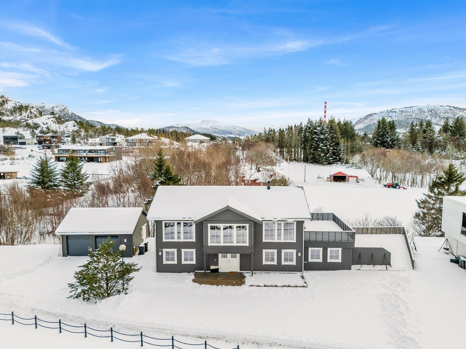 Din lokale eiendomsmegler Aleksander Faksvåg Talgø har gleden av å presentere Røsandåsen 16! Foto: Interiørfoto AS Galleribilde