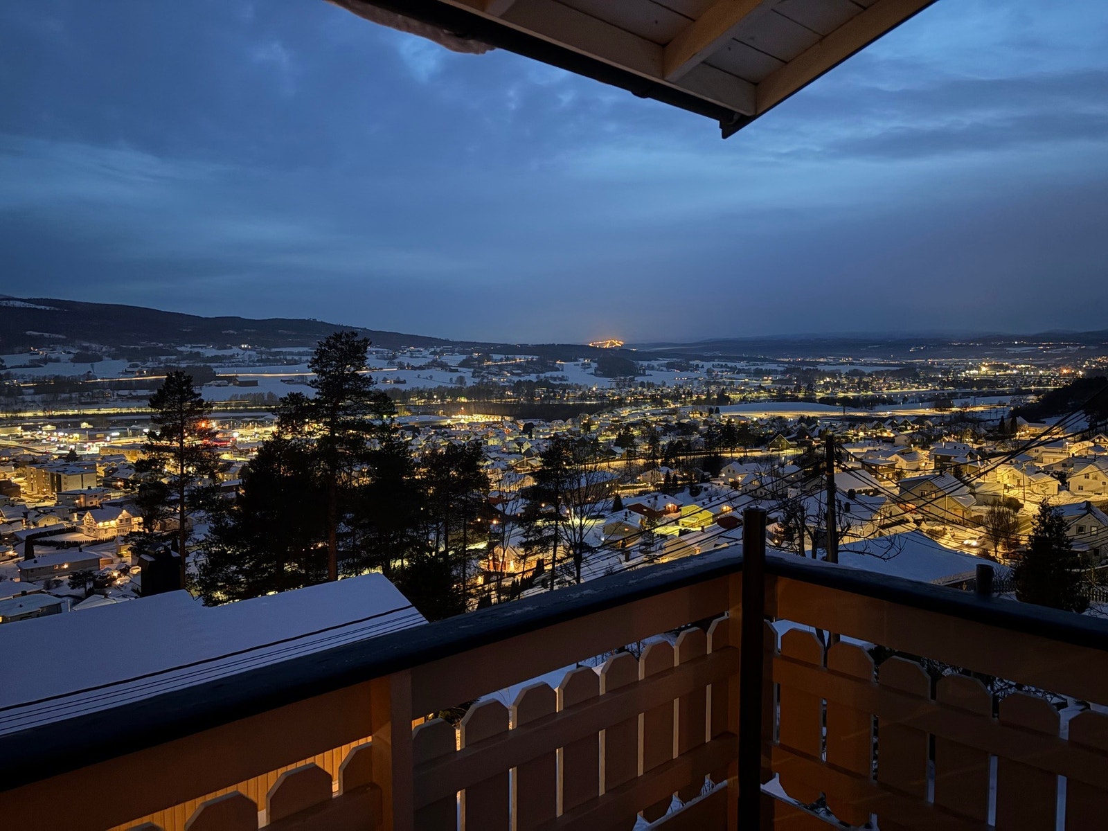Her får du en familiebolig med 3 soverom, 2 bad, vaskerom, 2 peiser, terrasse, hage, garasje og en unik panoramautsikt. I oppholdsrommene er det store vindusflater så du kan nyte utsikten fra både kjøkken, stue og spisestue. Galleribilde