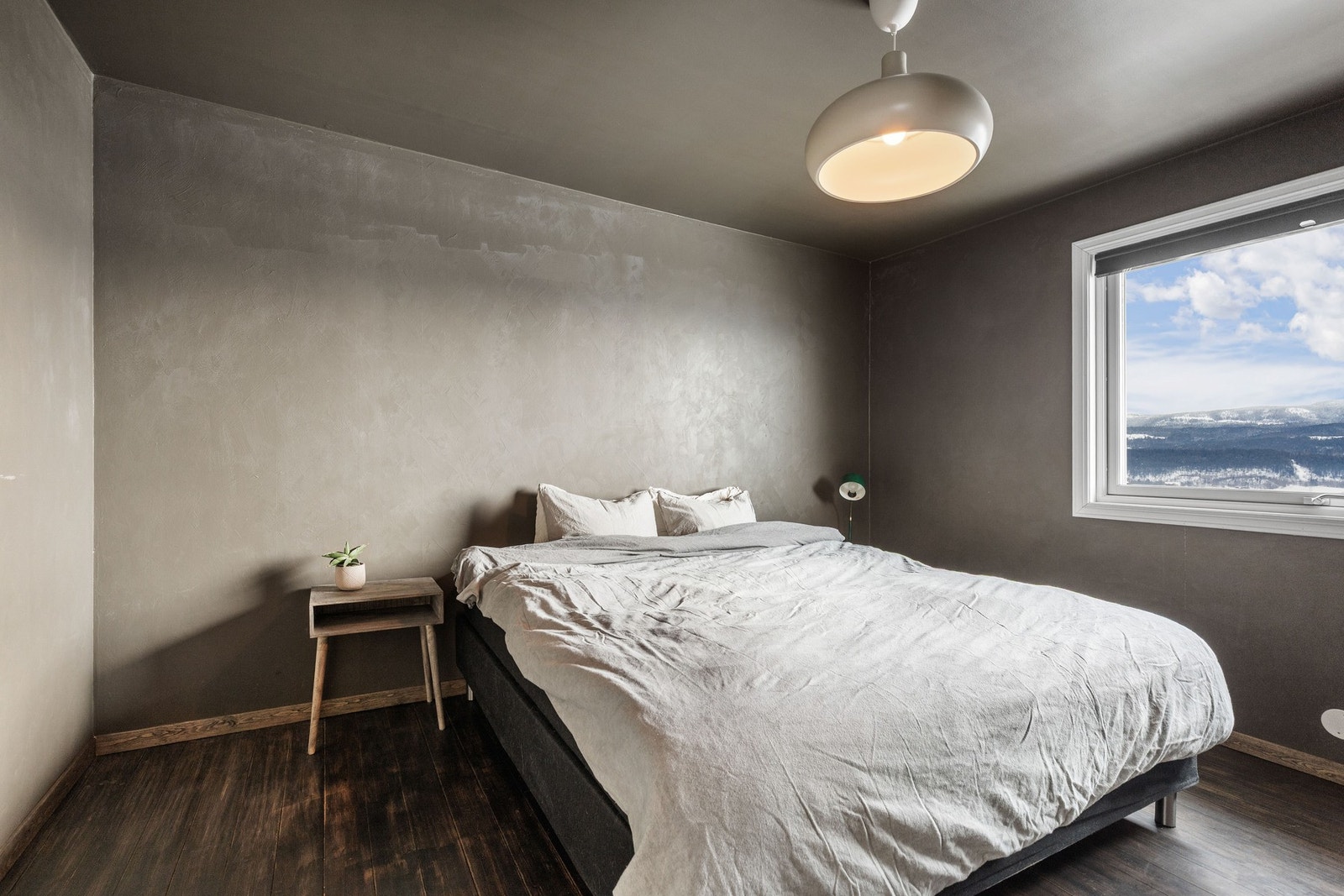 Boligen har totalt tre soverom, hvorav to ligger i hovedetasjen. Hovedsoverommet er meget romslig med god plass til dobbeltseng og tilhørende møblering. Galleribilde