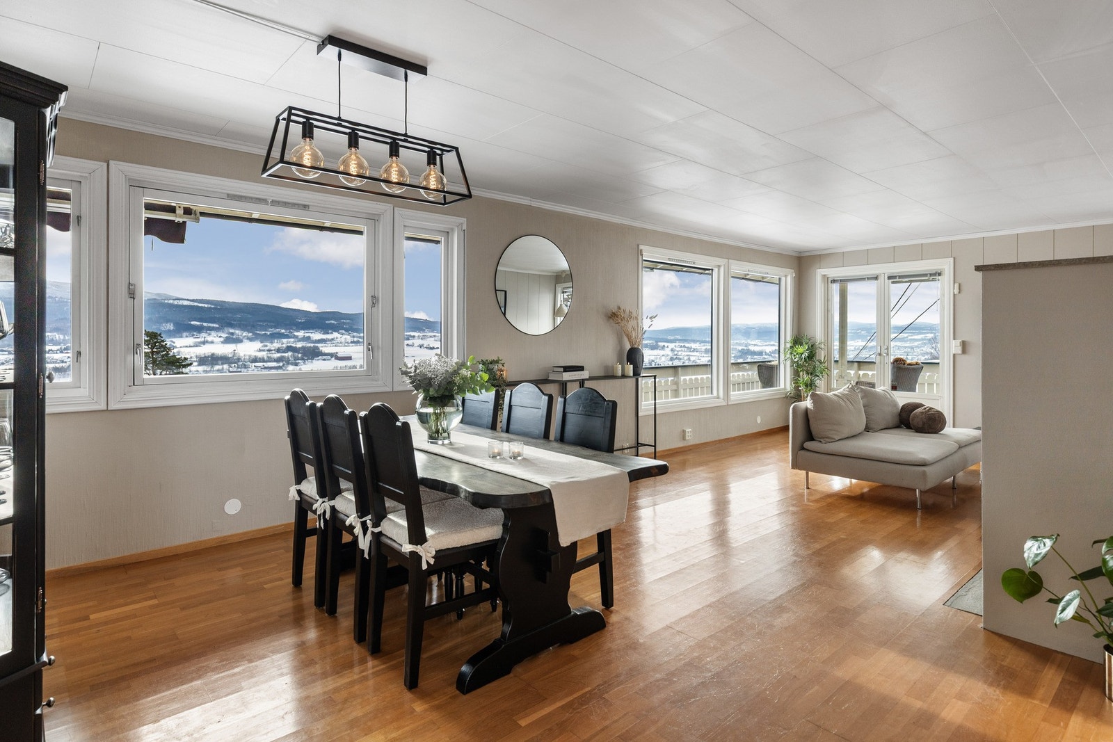 Oppholdsrommene er store og åpne som gjør det sosialt og luftig, men like vell delt opp i ulike soner. Galleribilde