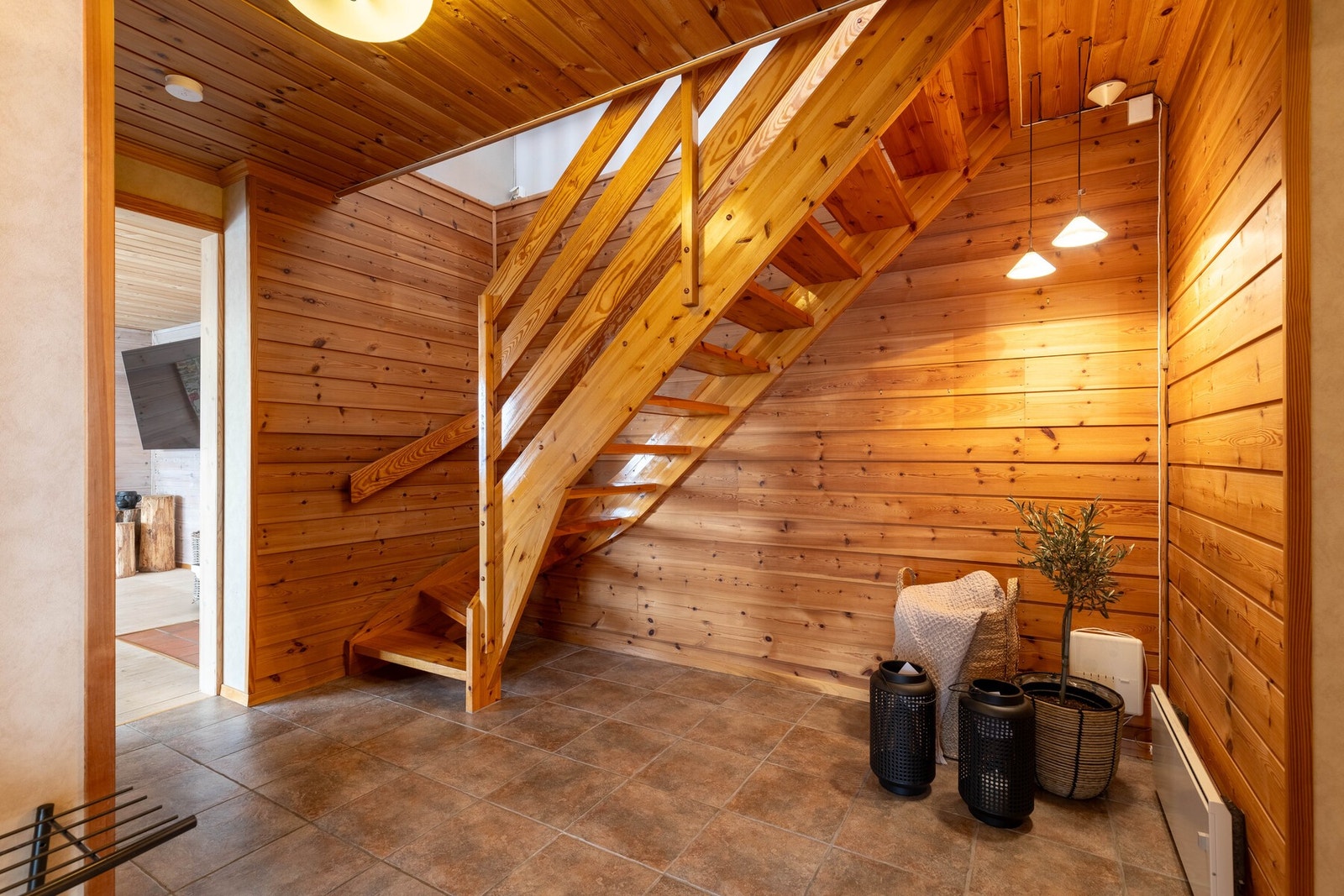 Trappeadkomst til 1. etasje. Galleribilde