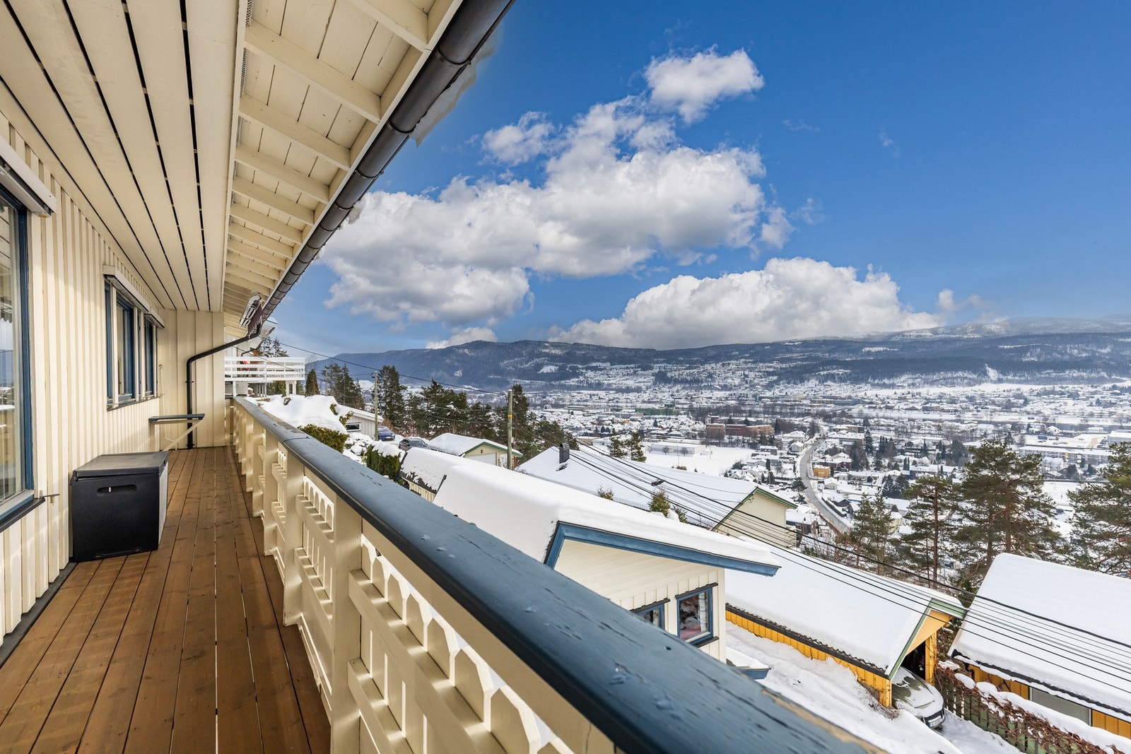 Boligen har platting på langsiden, på begge sider av huset. Her kan man flytte seg etter solen og behov. Galleribilde