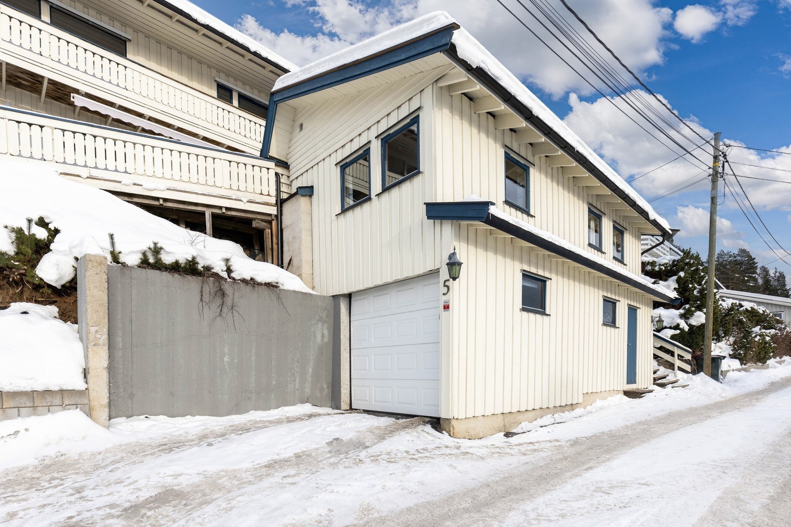 Garasje fra1980.
Innvendig garasjerom på 23 kvm. Samt loftsrom på 25 kvm. Galleribilde