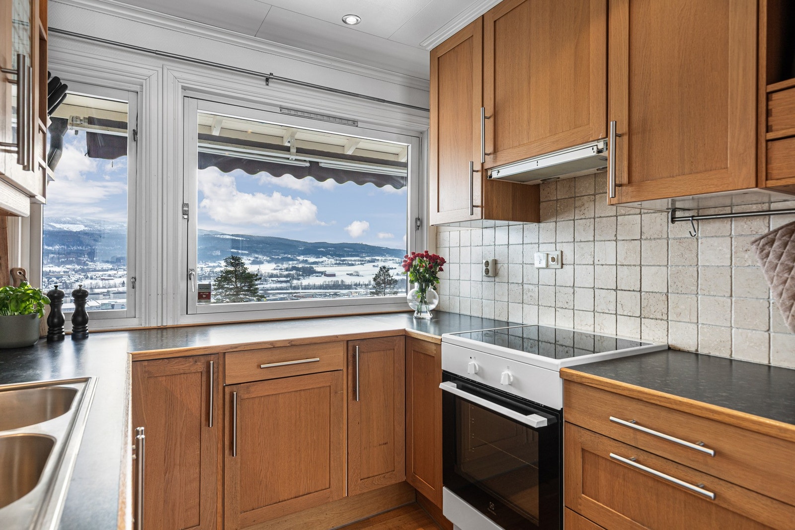 Kjøkkenet ligger i åpen løsning mot spiseplassen og skaper en sosial og funksjonell sone. Galleribilde