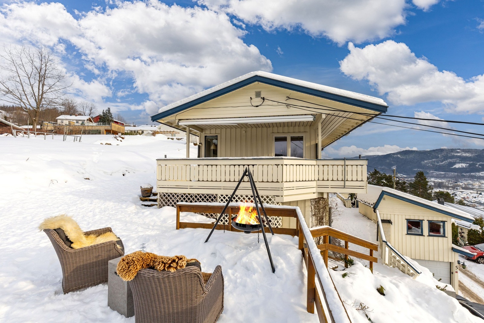 Her bor du med panoramautsikt, romslige terrasser og gode solforhold - i en bolig som byr på både sosiale soner og private avdelinger. Galleribilde