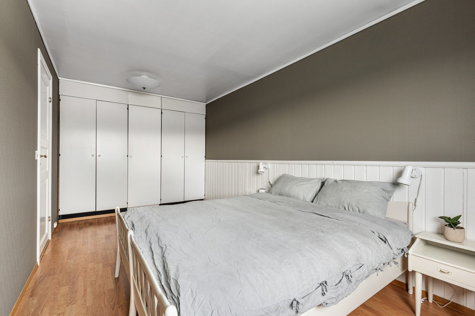 Rommet har romslig garderobeløsning. Galleribilde