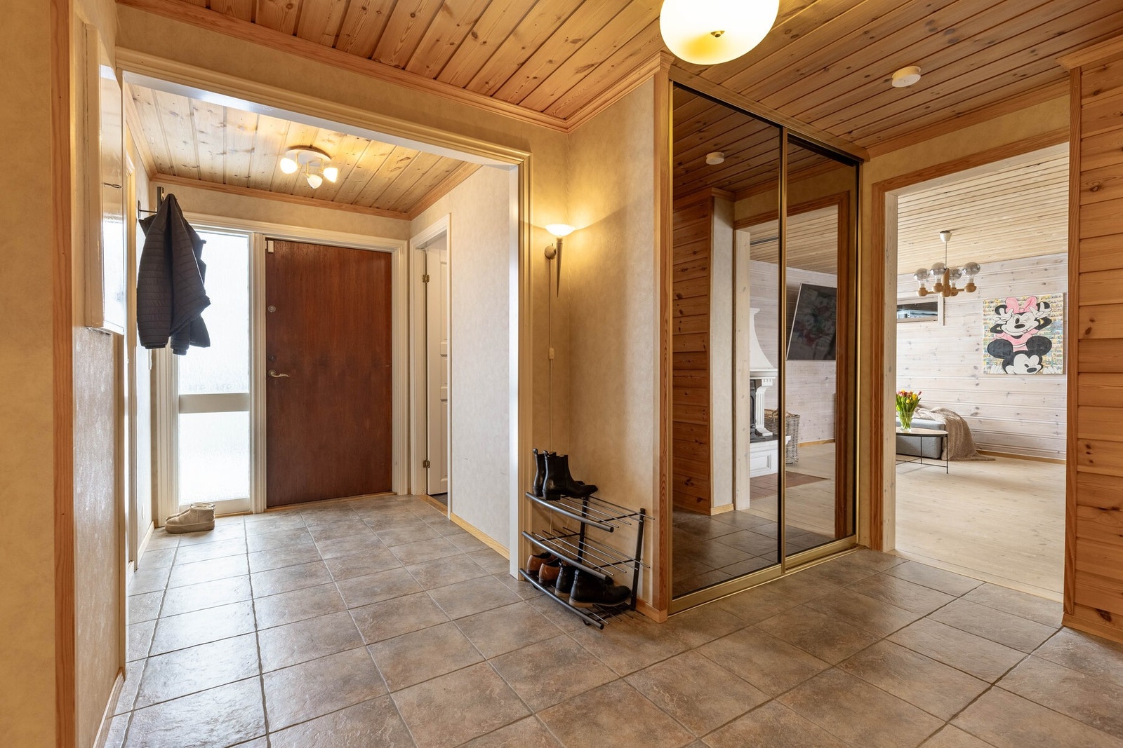 Velkommen inn! Fra inngangsdøren er det stor garderobe til venstre når man ankommer boligen. Galleribilde