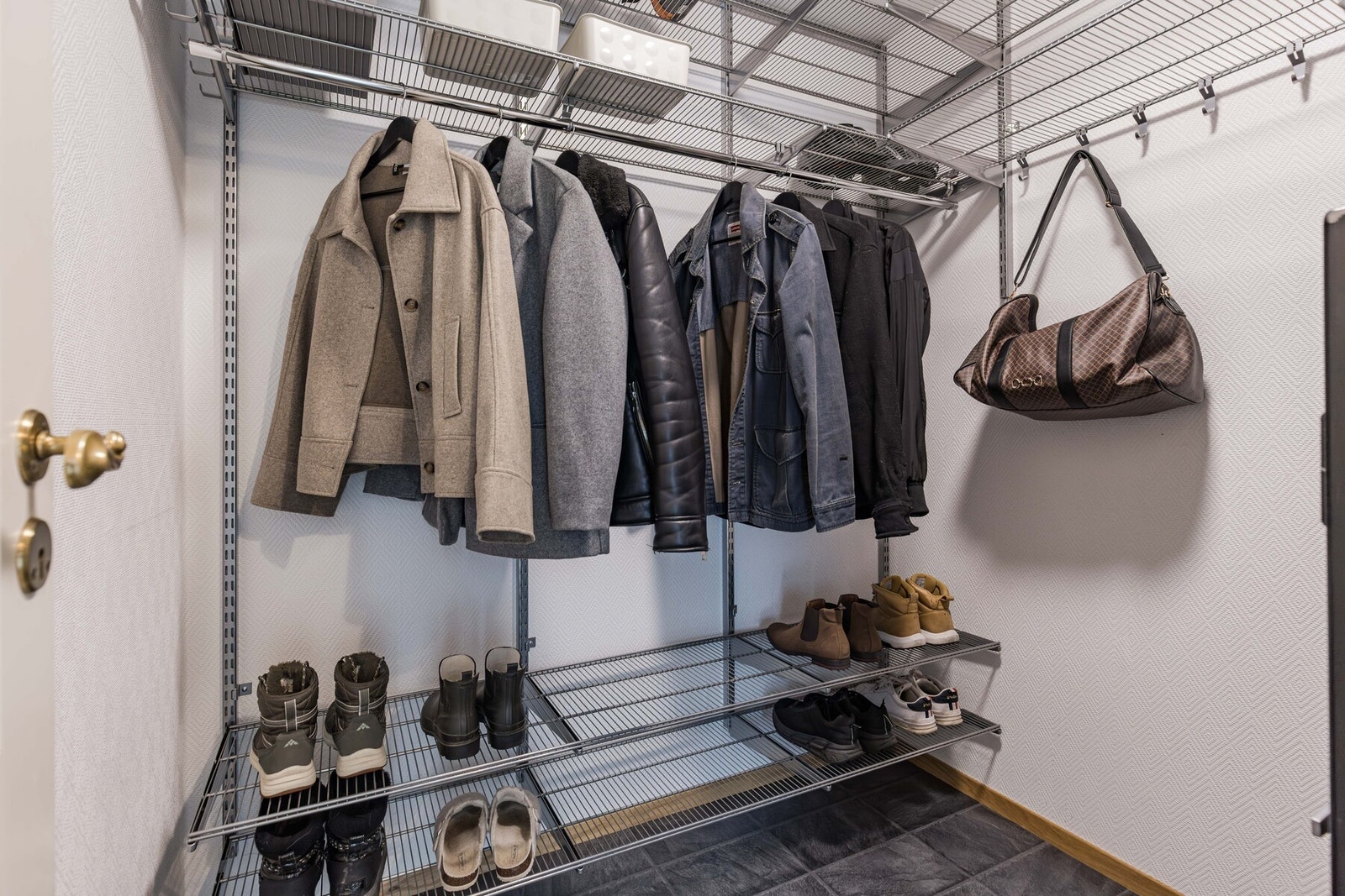 Boligen tilbyr godt med lagringsplass, i form av garderobeskap, boder og garderober. Galleribilde