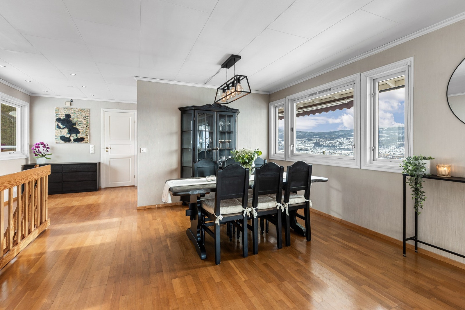 Spiseplassen er naturlig integrert i rommet og ligger i nær tilknytning til kjøkkenet - perfekt for både hverdagsmåltider og sosiale sammenkomster. Galleribilde