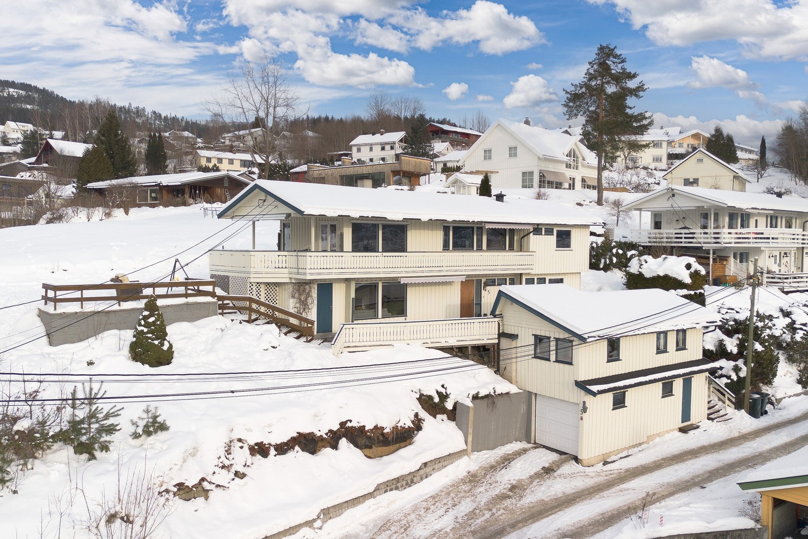 Boligen ligger flott til på en høyde med gode solforhold og fantastisk utsikt. Her ser du hele veien til sentrum, elva og fjelltoppene rundt. Galleribilde