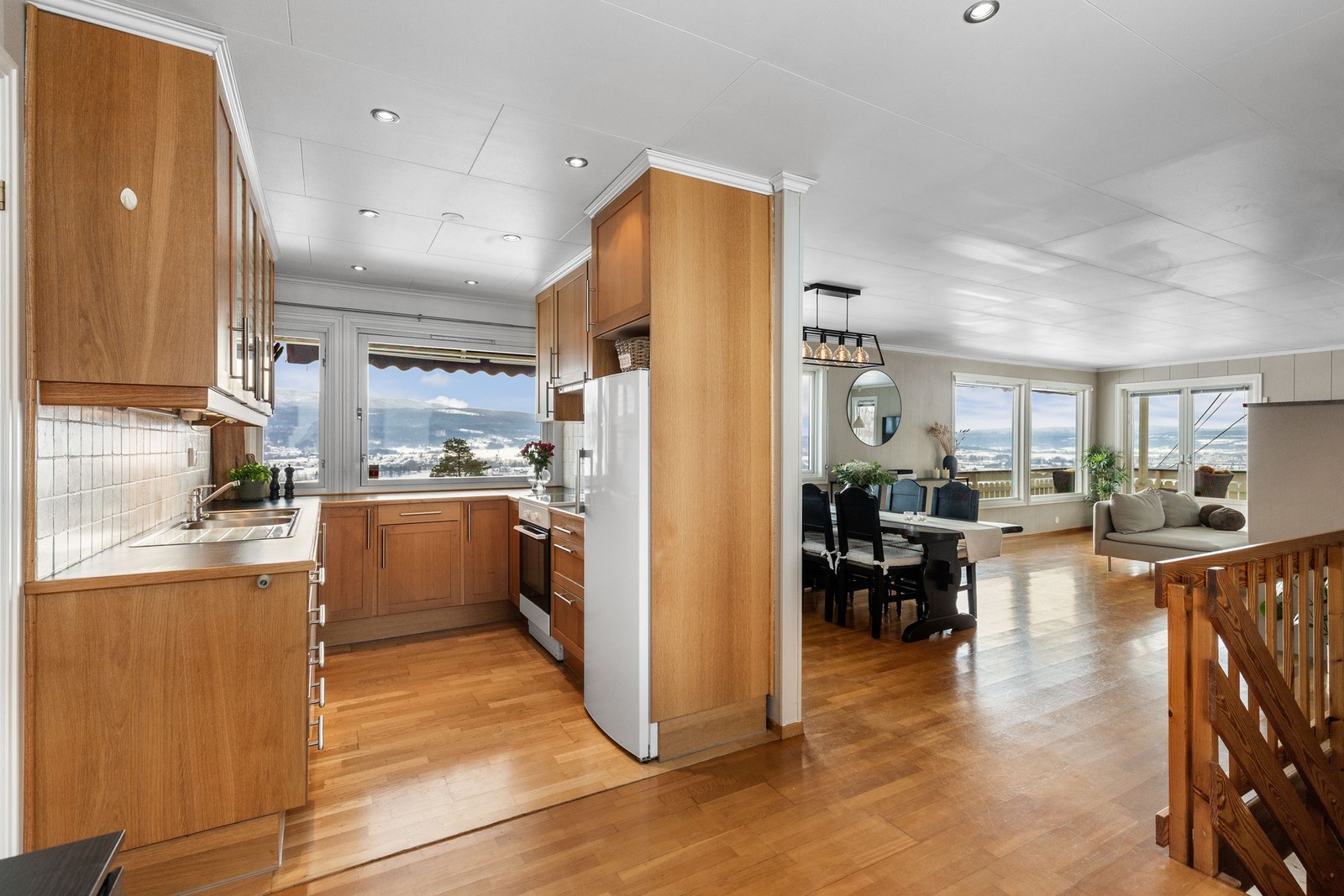 Det er rikelig med skap- og benkeplass samt frittstående hvitevarer bestående av komfyr, oppvaskmaskin og kjøleskap (medfølger). Galleribilde