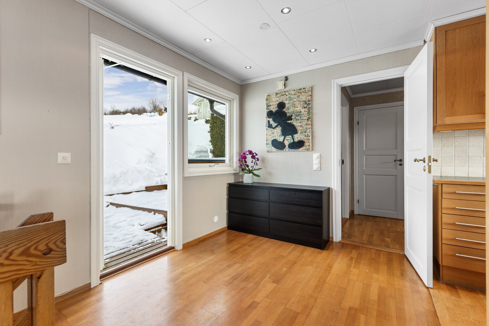 Fra kjøkkenet er det direkte adgang ut til hagen på baksiden av huset. Galleribilde