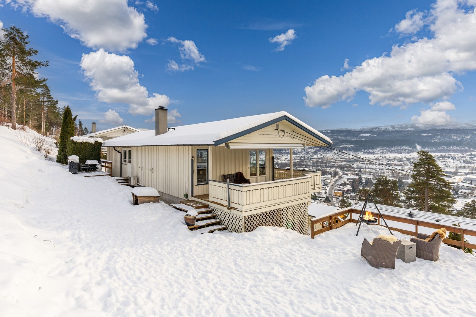 Boligen har både hage og platting som gir gode muligheter for ulike behov. Galleribilde