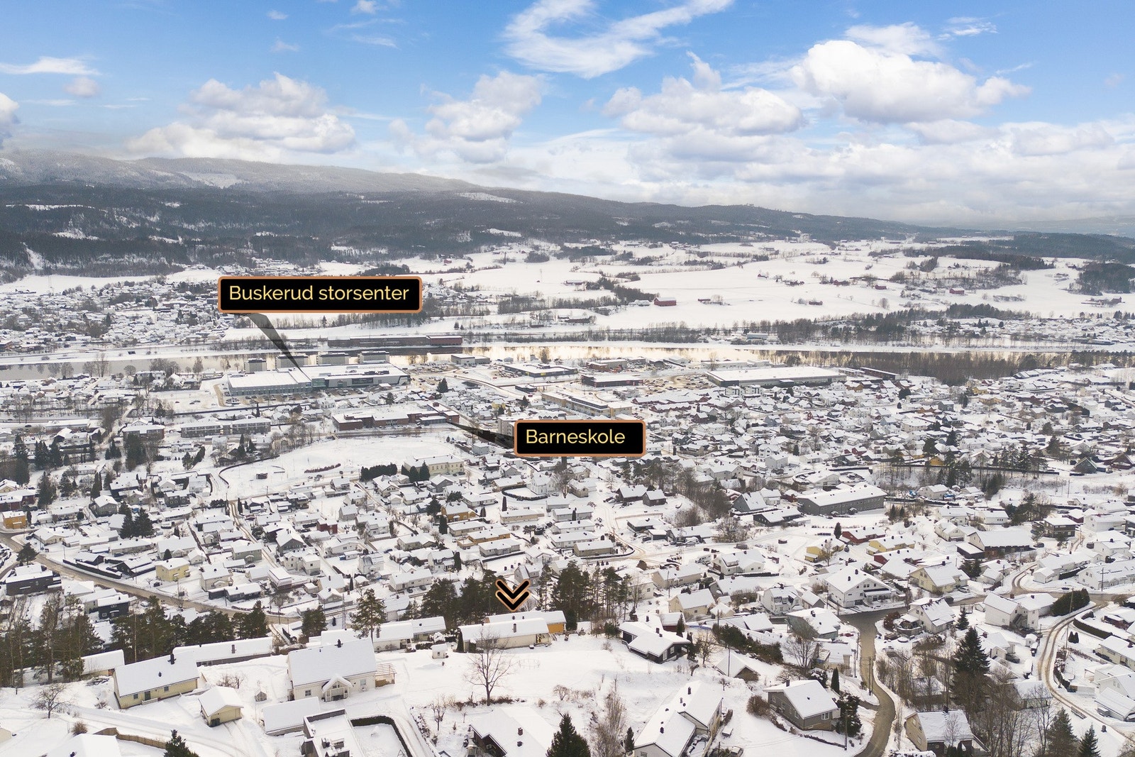Gangavstand til blant annet Krokstad Barneskole, Eknes Ungdomsskole, barnehage, Meny, Kiwi, Buskerud storsenter. Galleribilde