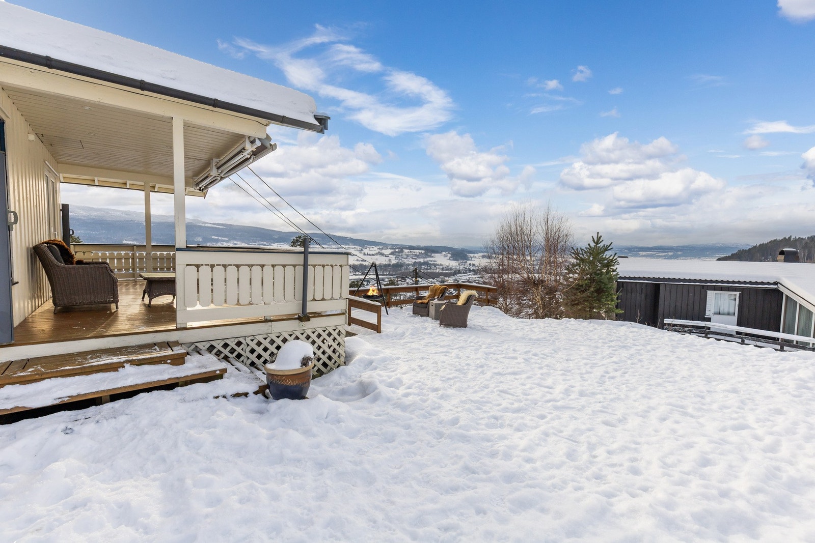 Fra terrassen er det direkte adgang ut til hagen, som er flat og fin. Her kan du grille i en bålpanne på vinterstid og på sommeren er det god plass til trampoline, badebasseng eller fotballnett. Galleribilde