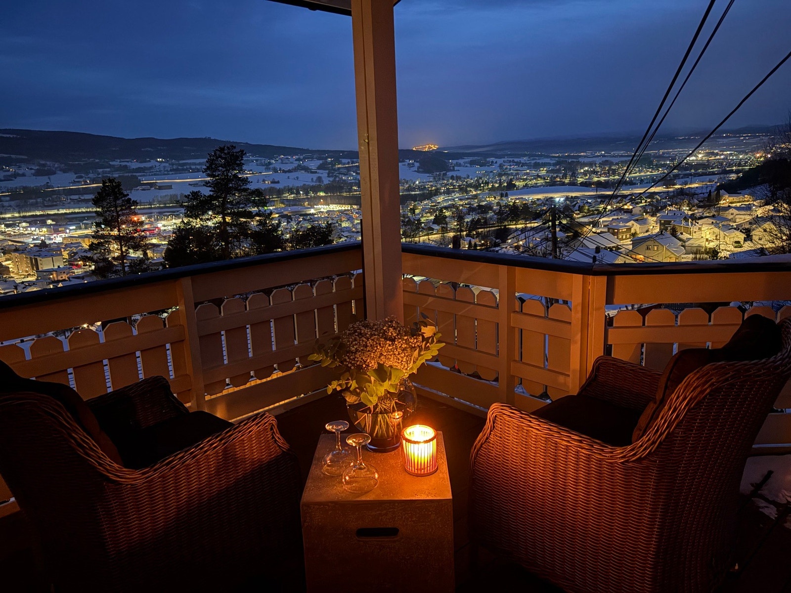 Kveldsstemning på terrassen. Galleribilde