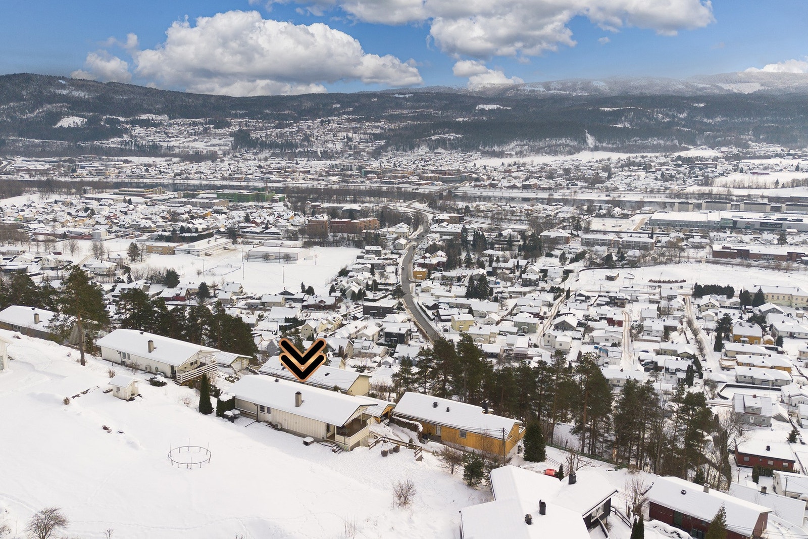 Nåværende eier forteller at beliggenhet og utsikt var det de forelsket seg i, den gang de kjøpte boligen. Galleribilde